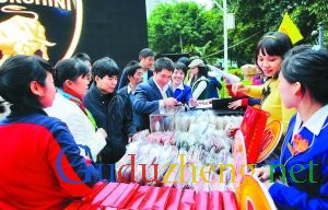 6.8萬元！自閉癥兒童油畫拍出“天價”