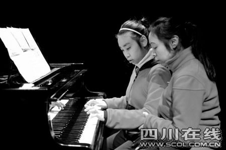 擔心小“雨人”狂躁演出現場沒有紅黃色