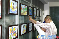 自閉癥孩子和家長一起看自己的畫作