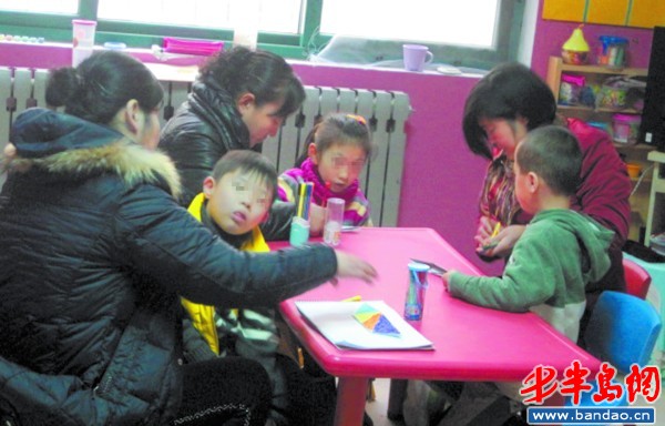 小雪(中)與嘉誠(右)在一起上課，兩人都是自閉癥患兒