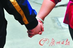 鄧健嫻與兒子不離不棄