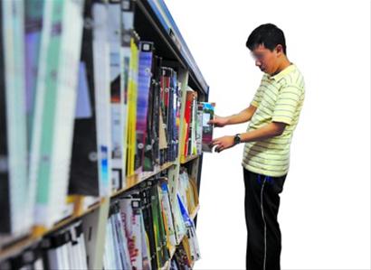 棟棟每周兩次在上海圖書館當志愿者，負責整理館藏的雜志