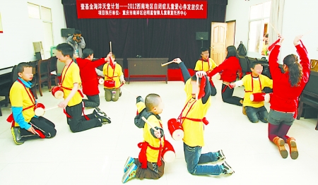 孩子們與老師在一起表演節目