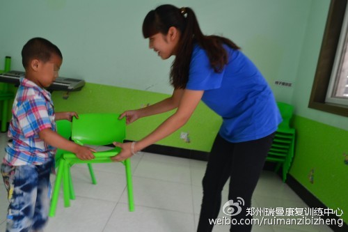 小煜幫老師拿椅子