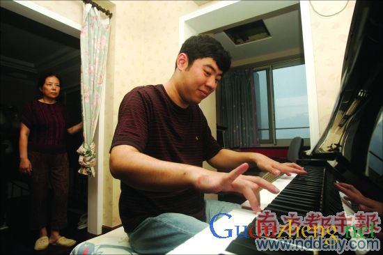 <p>    26歲的帥哥貝貝鋼琴天賦超于常人，點滴進步背后是父母無私的付出。社區記者霍健斌　實習生馬閃山　攝</p>