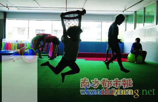 吉林“優秀媽媽”把自閉癥兒子教成大學生