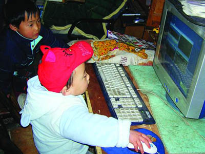 瀏陽市北盛鎮就有這么一個兩歲零三個月的小朋友慕靖宇會玩電腦