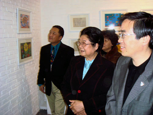圖為中國殘聯副理事長程凱、原全國人大副委員長顧秀參觀了畫展并題詞